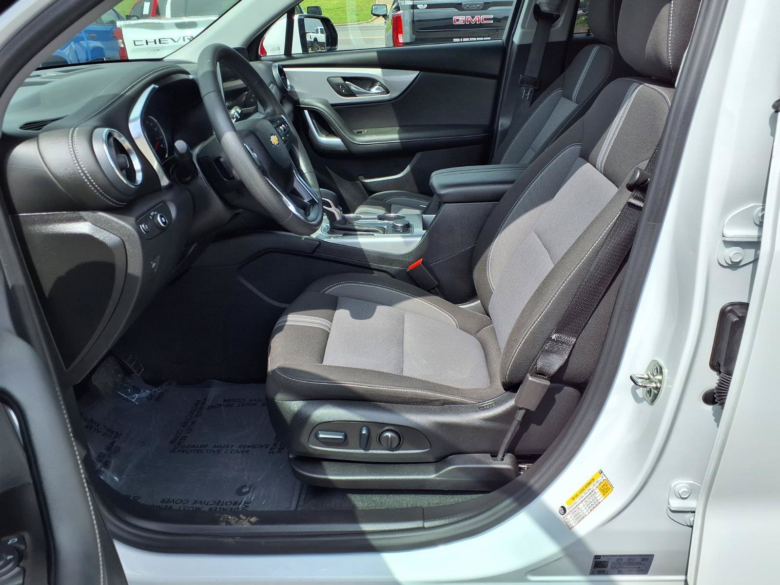 Used 2025 Chevrolet Blazer LT FWD image 16