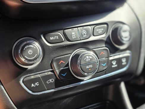 Used 2019 Jeep Cherokee Limited FWD image 33