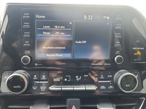 Used 2021 Toyota Highlander XLE AWD/4WD image 17
