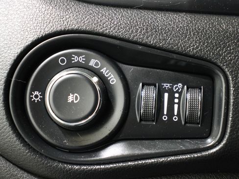 Used 2019 Jeep Renegade Latitude w/ Popular Equipment Group image 11