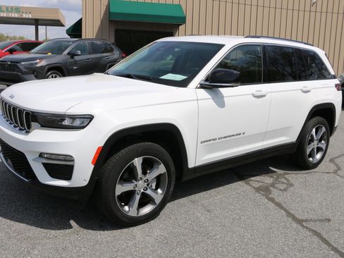 Used 2023 Jeep Grand Cherokee Limited w/ Luxury Tech Group II AWD/4WD image 1