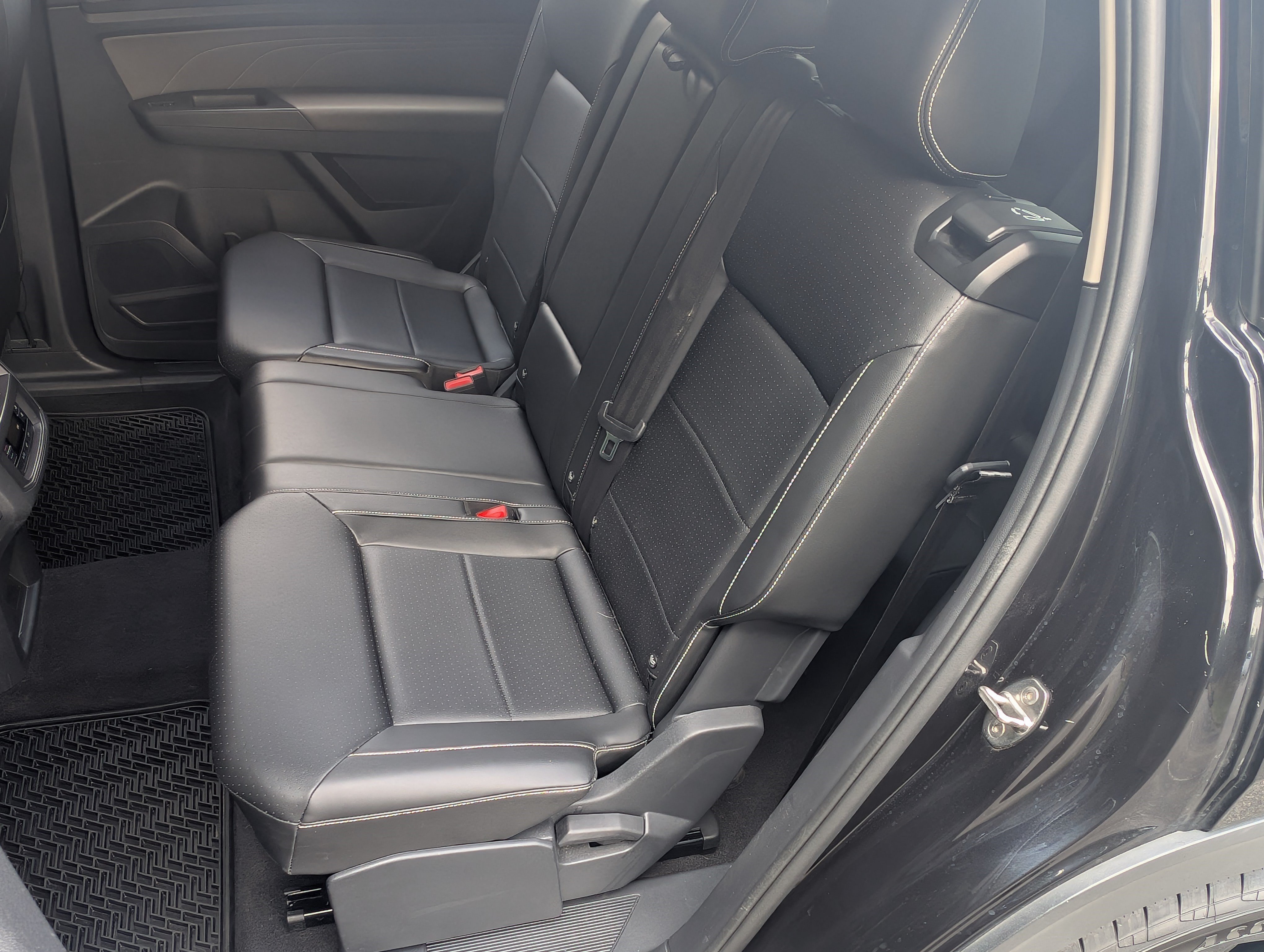 Used 2023 Volkswagen Atlas SE w/ Black Wheel Package FWD image 17
