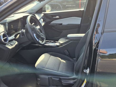 Used 2024 Chevrolet Trax LT w/ Driver Confidence Package FWD image 6
