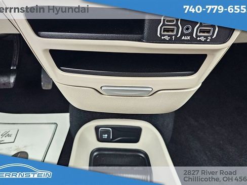 Used 2023 Chrysler Pacifica Touring-L image 10