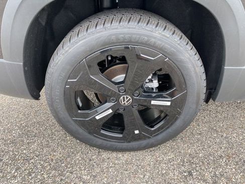 Used 2025 Volkswagen Taos SE image 22