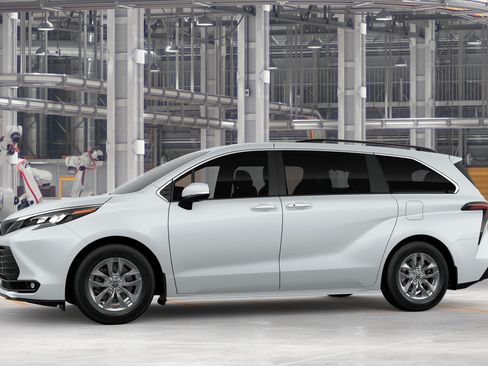 New 2026 Toyota Sienna XLE FWD image 3