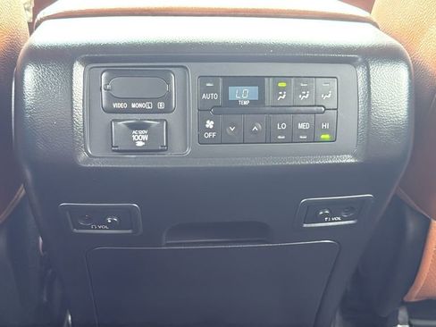 Used 2014 Toyota Sequoia Platinum RWD image 19