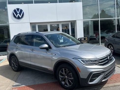 Used 2022 Volkswagen Tiguan SE FWD image 2