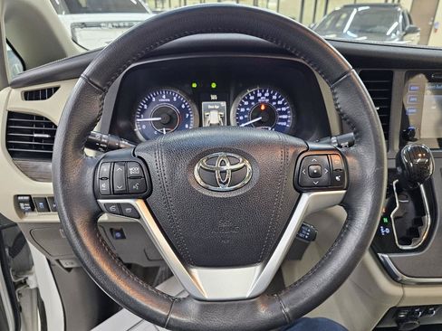 Used 2016 Toyota Sienna XLE w/ XLE Navigation Package FWD image 29