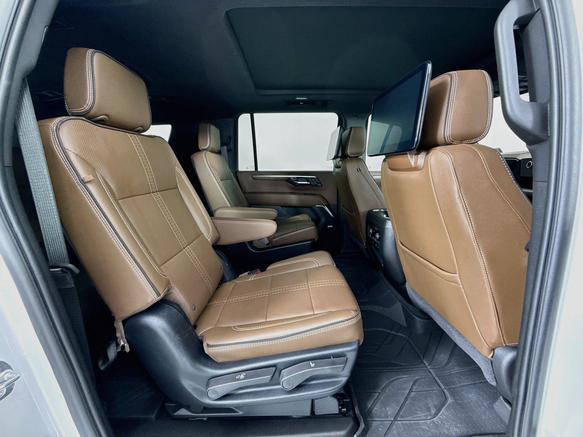 Used 2025 Chevrolet Suburban High Country AWD/4WD image 31
