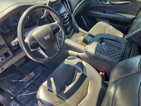 Used 2020 Cadillac Escalade Platinum image 16