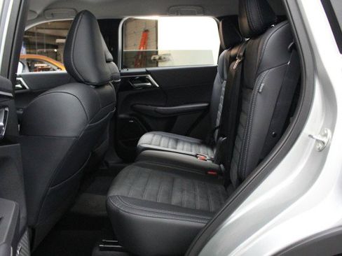 New 2025 Mitsubishi Outlander SE image 24
