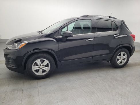 Used 2020 Chevrolet Trax LT w/ LT Convenience Package FWD image 2