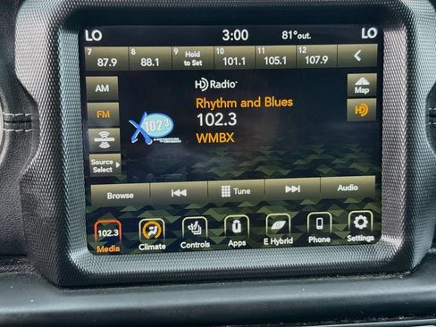 Used 2023 Jeep Wrangler Unlimited Sahara w/ Cold Weather Group AWD/4WD image 16
