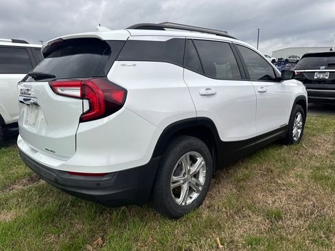 Used 2022 GMC Terrain SLE w/ Driver Convenience Package image 4