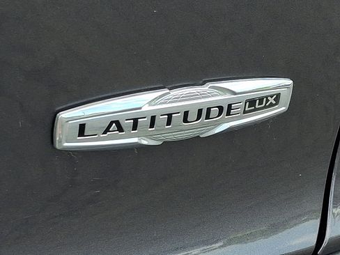 Used 2022 Jeep Cherokee Latitude Lux w/ Sun & Sound Group AWD/4WD image 32
