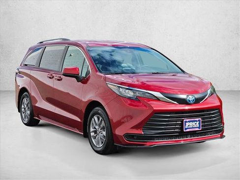 Used 2025 Toyota Sienna LE AWD/4WD image 3