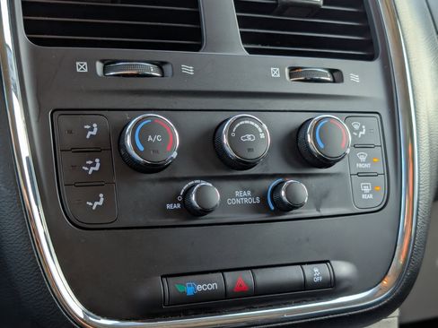 Used 2019 Dodge Grand Caravan SE w/ UConnect Hands-Free Group image 20