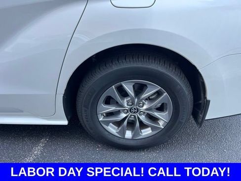 Used 2025 Toyota Sienna XLE FWD image 30