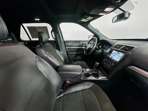 Used 2018 Ford Explorer XLT w/ Equipment Group 202A image 31