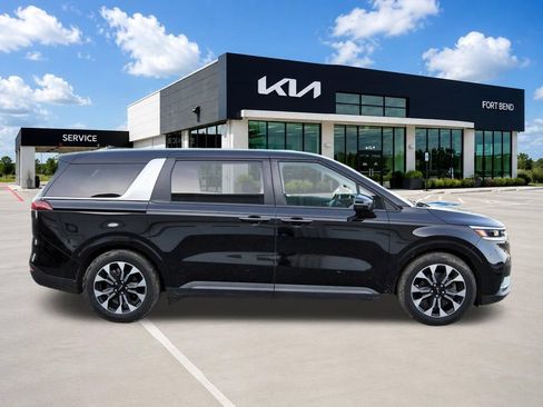 Used 2022 Kia Carnival EX FWD image 4