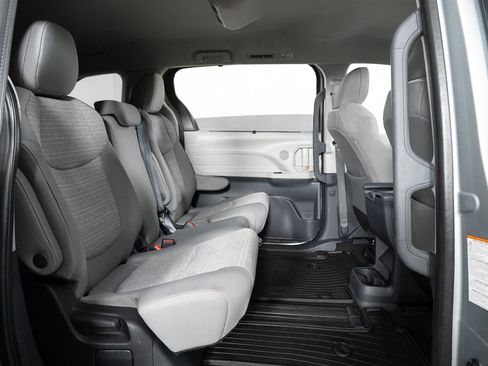 Used 2022 Toyota Sienna LE image 23