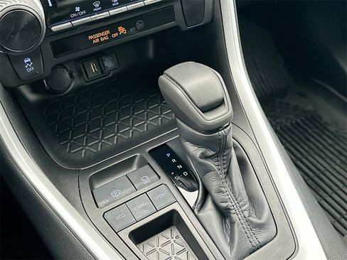 Used 2022 Toyota RAV4 LE image 22