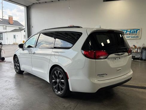 Used 2018 Chrysler Pacifica Touring Plus w/ S Appearance Package FWD image 32