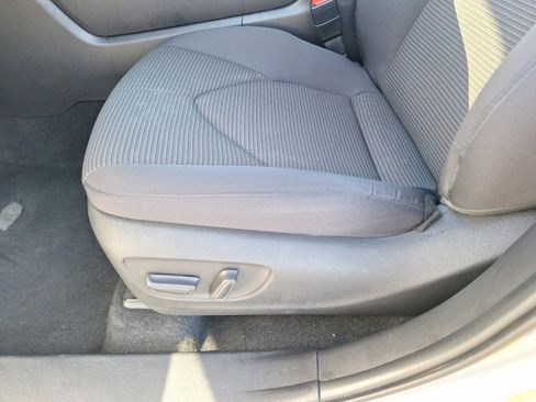 Used 2024 Toyota Highlander LE image 6