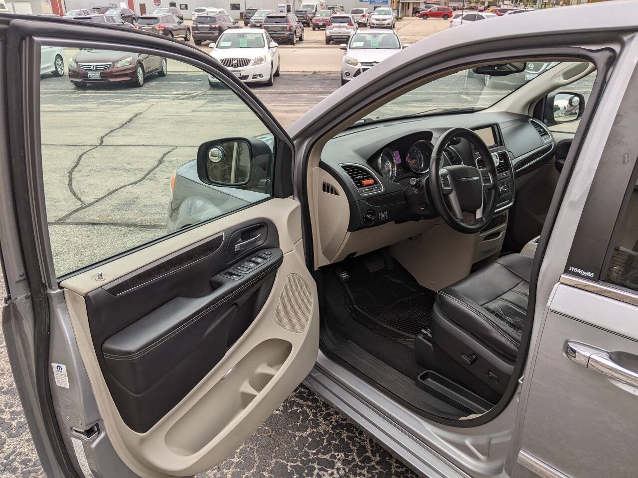 Used 2013 Chrysler Town & Country Touring-L w/ Entertainment Group #2 FWD image 9