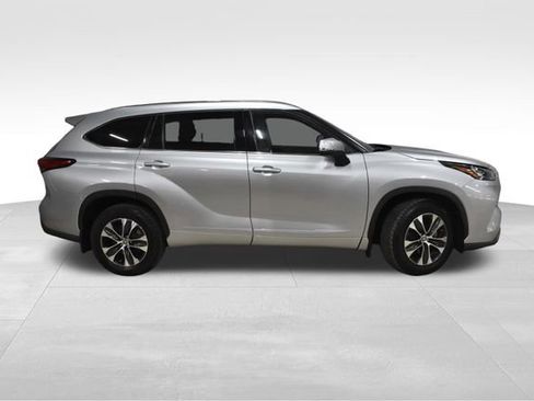 Used 2020 Toyota Highlander XLE image 3