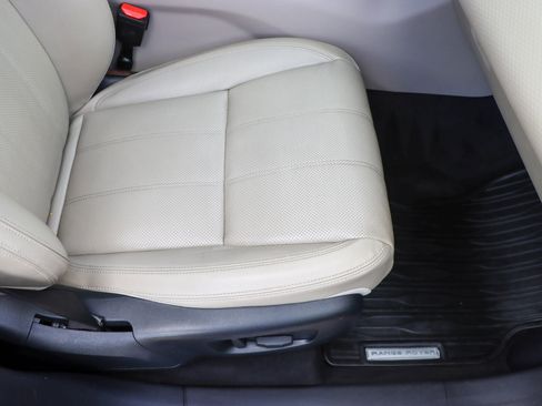 Used 2018 Land Rover Range Rover Velar R-Dynamic SE image 22