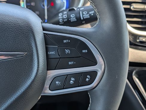 Used 2025 Chrysler Pacifica Select FWD image 30