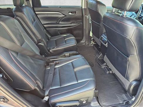 Used 2019 Toyota Highlander SE AWD/4WD image 15