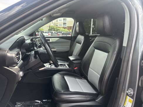 Used 2022 Ford Explorer XLT w/ Equipment Group 202A AWD/4WD image 18