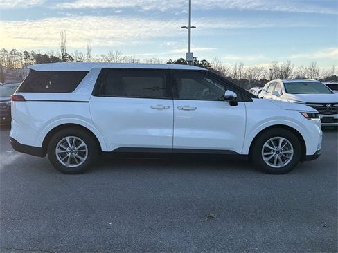 Used 2024 Kia Carnival LX image 2