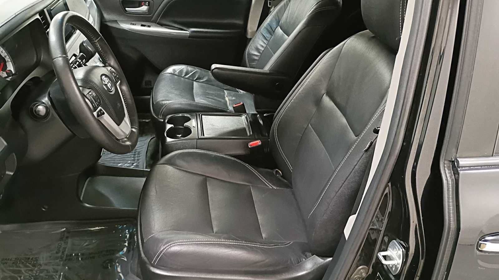 Certified 2017 Toyota Sienna SE w/ SE Preferred Package FWD image 13