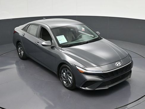 Used 2024 Hyundai Elantra SEL FWD image 23