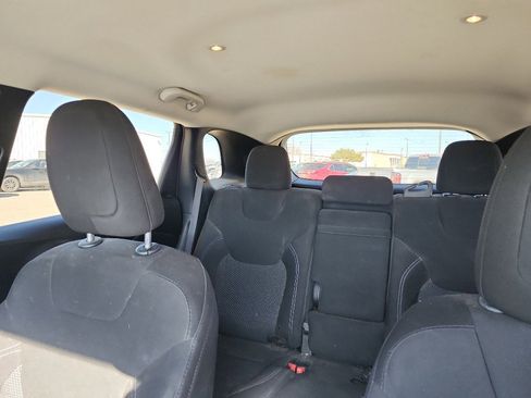 Used 2019 Jeep Cherokee Latitude w/ Popular Appearance Group image 17