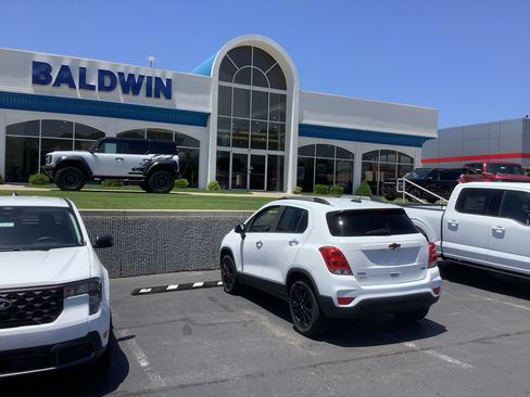 Used 2020 Chevrolet Trax LT w/ Redline Edition AWD/4WD image 5