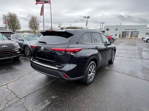 Used 2023 Toyota Highlander XLE AWD/4WD image 5