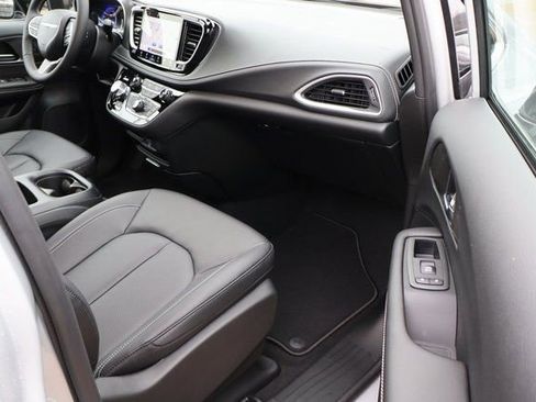 New 2026 Chrysler Pacifica Select image 50