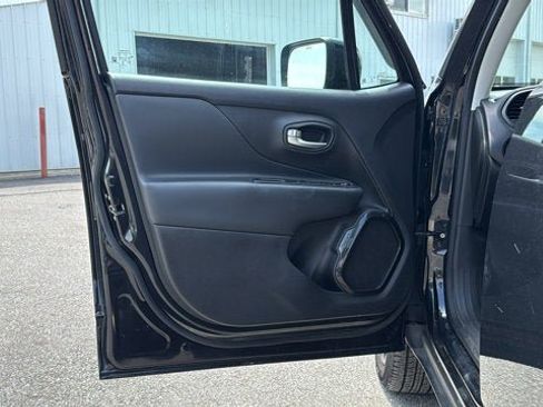 Used 2016 Jeep Renegade Latitude AWD/4WD image 12