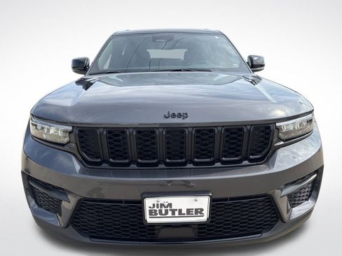 Used 2023 Jeep Grand Cherokee Altitude image 11