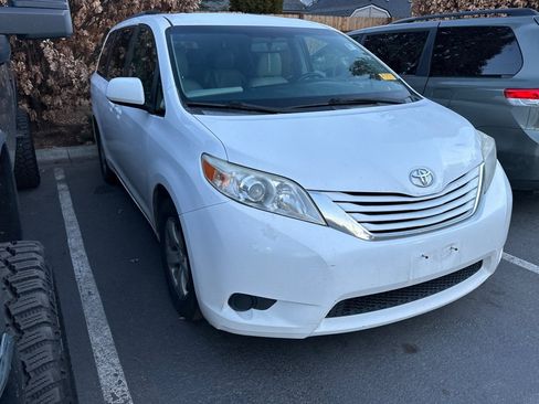 Used 2017 Toyota Sienna LE image 2