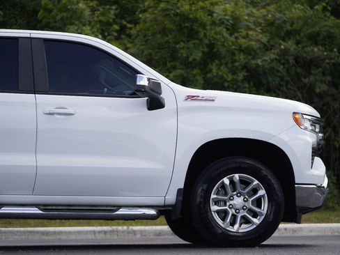 Used 2022 Chevrolet Silverado 1500 LT AWD/4WD image 6