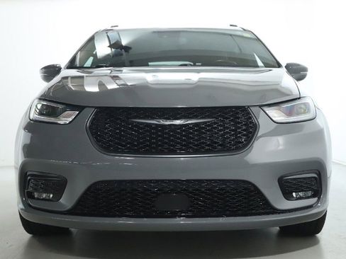 Used 2021 Chrysler Pacifica Touring-L w/ Uconnect Theater Family Group image 6