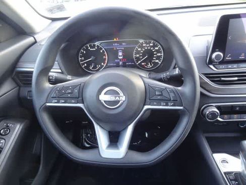 Used 2025 Nissan Altima 2.5 SV FWD image 12