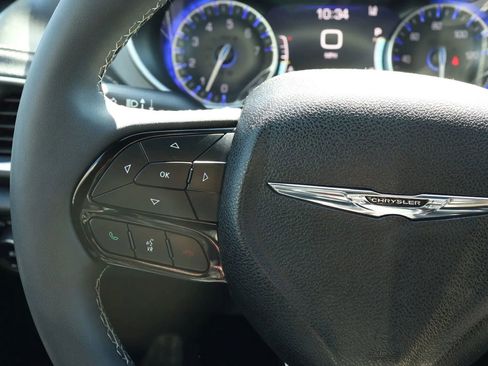 Used 2025 Chrysler Pacifica Limited FWD image 18