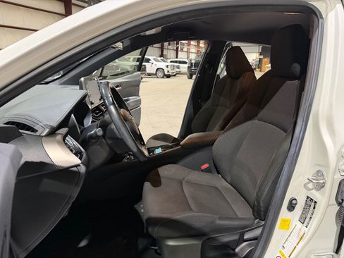 Used 2019 Toyota C-HR XLE FWD image 14